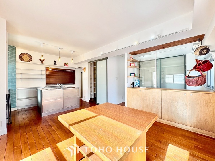 内装 ◆隠された美しさ◆流麗な音楽が流れているような繊細でいながら整然かつ堅牢なこの空間。この空間は確かに美しい。しかし、そこには美しさ以上のものが隠されている。