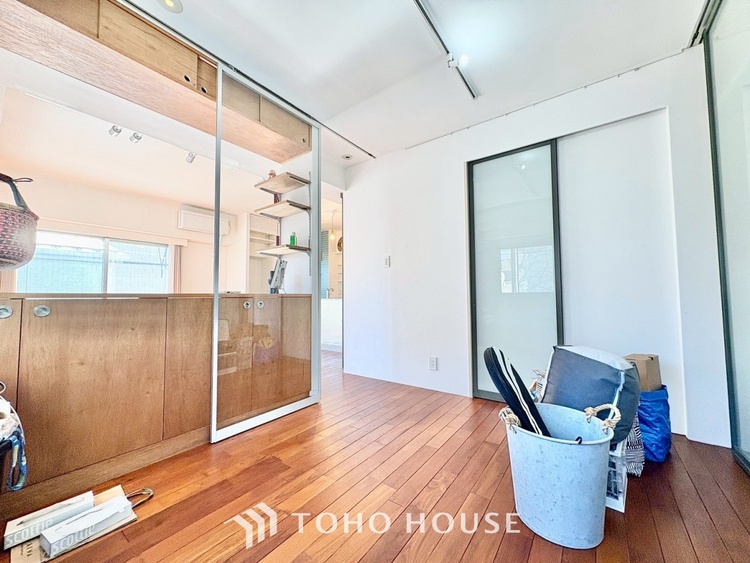 内装 ◆色彩◆この空間に放たれた光は華美なまでに演出されたデザイン。流れる時をより芳醇なコーヒーの様な色彩奏でるアダージョ。そして情景豊かな作品のような暮らしがイメージできる。