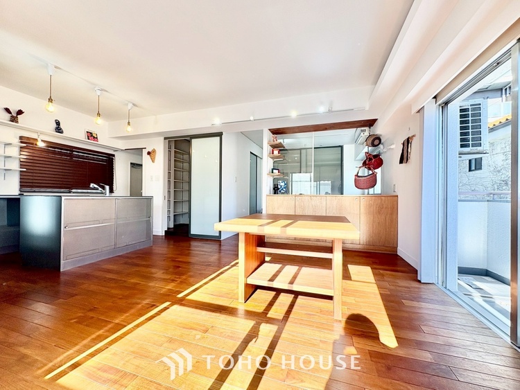 内装 ◆今宵の食卓◆ダウンライトに反射するグラスを眺めながらワインを注ぐ。トクトクと心地いい音をさせながら、フランスの古城を思わせる薫りがたちこめ、とても幸せな時を過ごせる。