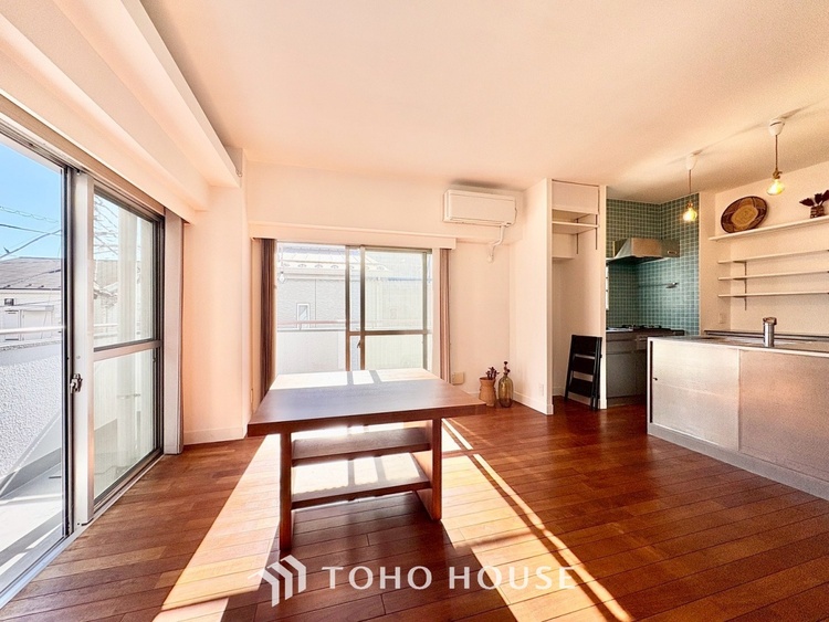 内装 ◆窓を開けると◆冷涼な風、そよぐリビング。だんらんの場所はここから始まり、ここで終わる。家族の笑顔が集う素敵な場所だから、こだわり抜いた思いが詰まっているのだと思う。