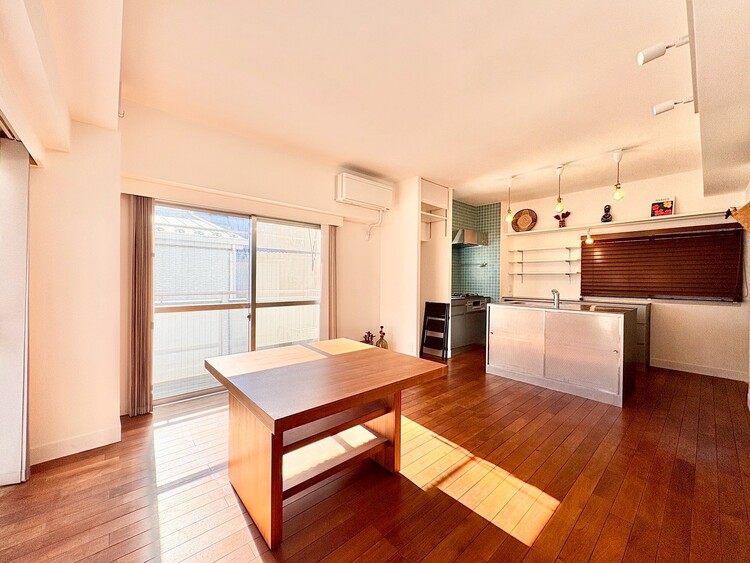 内装 ◆ここに在る◆事も無げに美しく、伝えるには筆舌に尽くし難い。豪華絢爛や華美と言う事ではなく、住まう者にとって暮らし易く心地がいいと言う美しさがこの住まいには込められている。