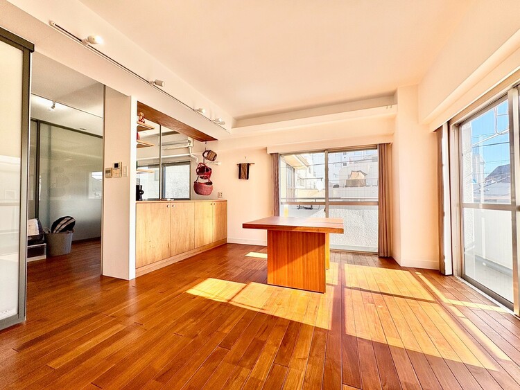 内装 ◆リビング◆そこには目を輝かせ笑顔で見つめてくれる君がいて、「おかえり」の言葉がこだまする。何気ない日々の挨拶は僕にとっては幸せで、同時に君の瞳にも恋している。