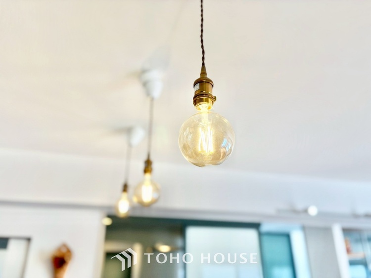 内装 ◆闇夜の輝き◆オレンジ色の光は大人になった今の僕にはわかる。1日の終わりを伝えに来たわけではなく、また明日が来る方へ導いてくれた事を。