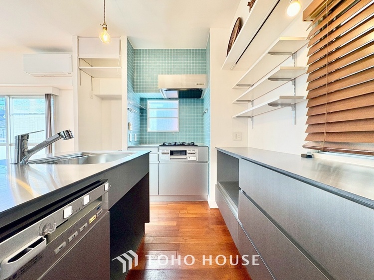 キッチン ◆キッチン◆美しく使いやすいキッチンは油汚れが簡単に拭き取れる素材で加工されており、浄水器シャワーから流す水の音を軽減する静かなシンクを採用。見えないところにさり気ない配慮が嬉しいですね