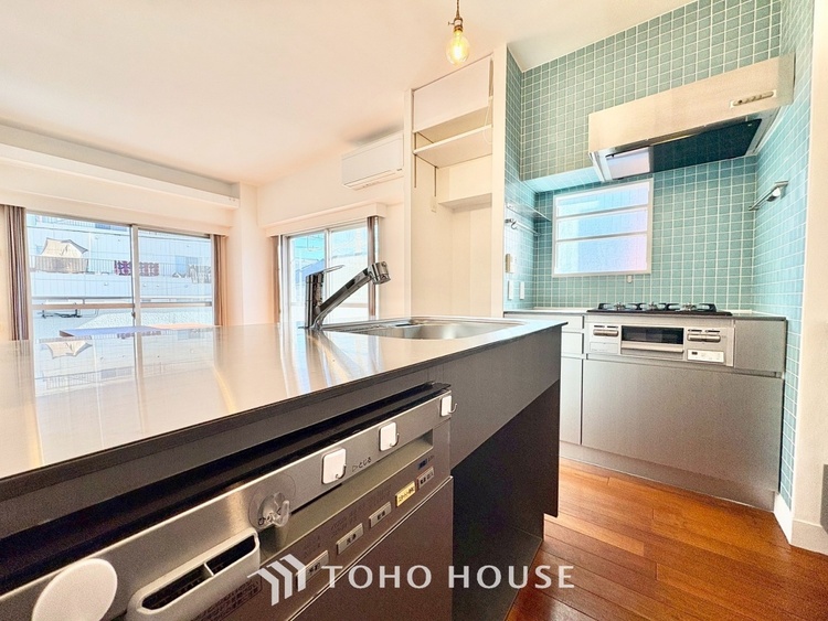 キッチン ◆今宵の食卓◆ダウンライトに反射するグラスを眺めながらワインを注ぐ。トクトクと心地いい音をさせながら、フランスの古城を思わせる薫りがたちこめ、とても幸せな時を過ごせる。