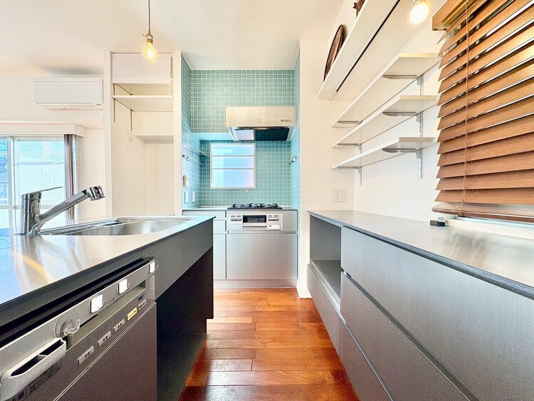 キッチン ◆キッチン◆美味しい料理を作りたくなるような気持にさせてくれる、腕を振るえる自慢のスペース。見上げると柔らかなダウンライトが包み込み、彩りを添えます。艶と光沢のある居心地の良いわが家のキッチン。