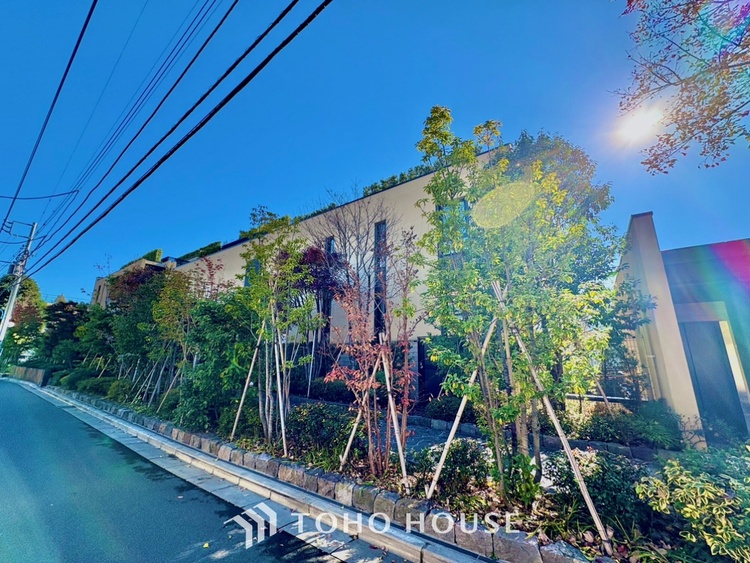 内装 ◆キッチン◆美しく使いやすいキッチンは油汚れが簡単に拭き取れる素材で加工されており、浄水器シャワーから流す水の音を軽減する静かなシンクを採用。見えないところにさり気ない配慮が嬉しいですね