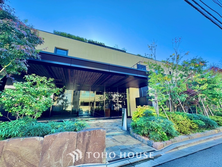 外観 ◆リビング◆そこには目を輝かせ笑顔で見つめてくれる君がいて、「おかえり」の言葉がこだまする。何気ない日々の挨拶は僕にとっては幸せで、同時に君の瞳にも恋している。