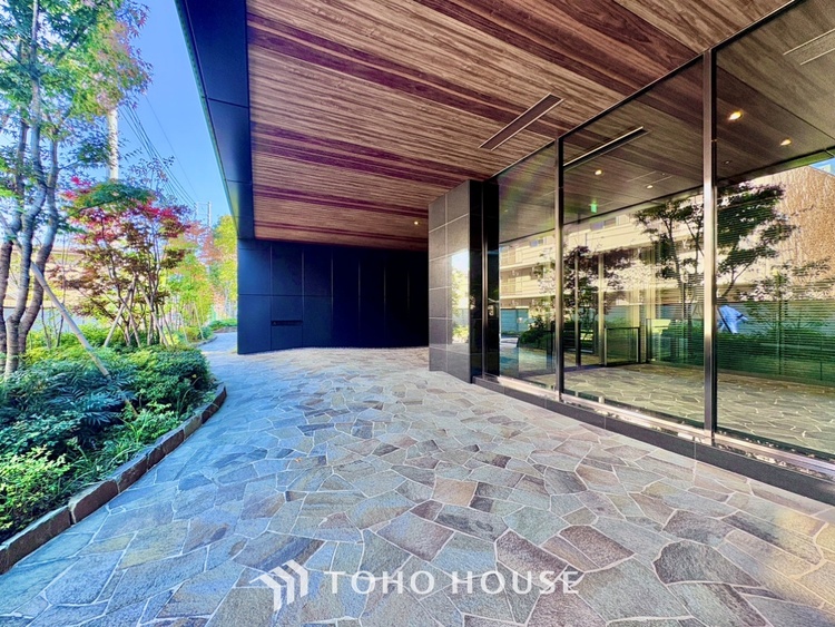 外観 ◆今宵の食卓◆ダウンライトに反射するグラスを眺めながらワインを注ぐ。トクトクと心地いい音をさせながら、フランスの古城を思わせる薫りがたちこめ、とても幸せな時を過ごせる。