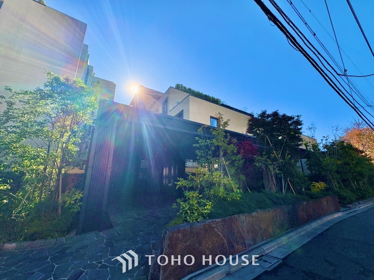 外観 ◆共有空間◆些細な事でほっぺを膨らまして怒る君。それでも僕達はこれからも一緒だよ。喧嘩をしても離れたくないから一つはさんだ同じ場所にいる。分かるよ。そこに君が