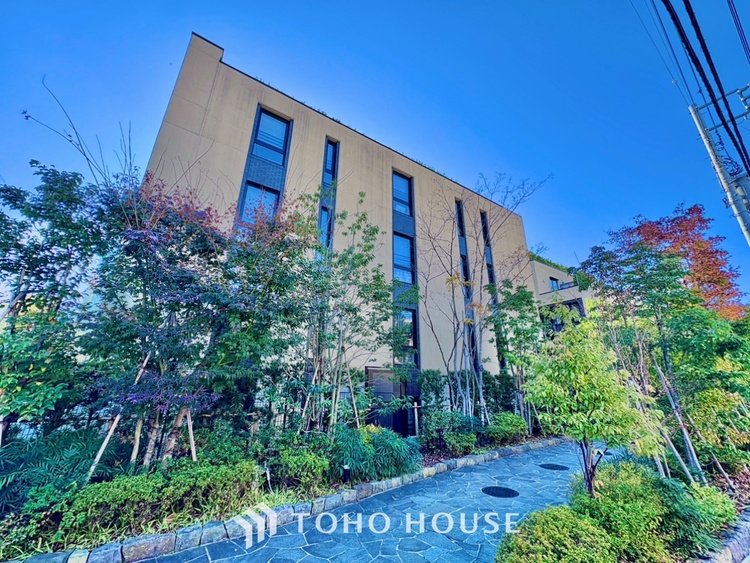 外観 ◆リビング◆たくさんの窓から注ぐ太陽の光。時間の経過とともに光と影のコントラストがこの空間のムードを変え、部屋に変化と温もりをもたらしてくれる。