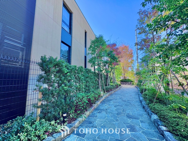 外観 ◆ここに在る◆事も無げに美しく、伝えるには筆舌に尽くし難い。豪華絢爛や華美と言う事ではなく、住まう者にとって暮らし易く心地がいいと言う美しさがこの住まいには込められている。