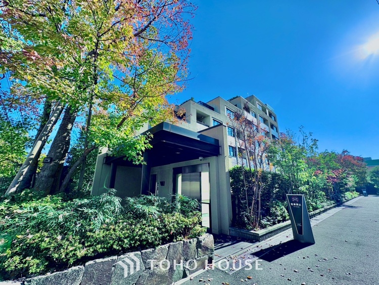 バルコニー ◆間接照明◆オレンジ色の光が僕達を大人な気分にさせる。静かで優しく語りかけるその光は、今日の終わりを告げてくれ、でも明日にはいい事が必ず来るよ。そんな囁きが聞こえてくる