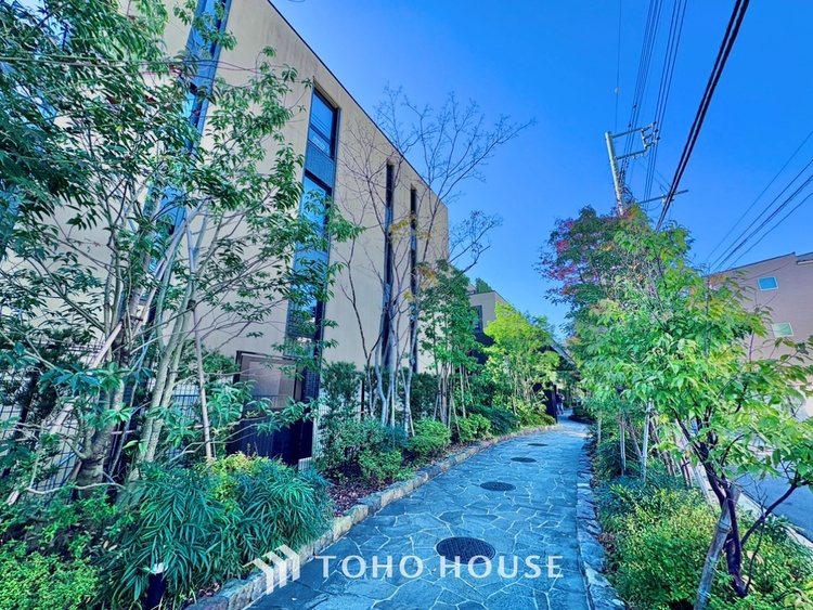 エントランス ◆色彩◆この空間に放たれた光は華美なまでに演出されたデザイン。流れる時をより芳醇なコーヒーの様な色彩奏でるアダージョ。そして情景豊かな作品のような暮らしがイメージできる。