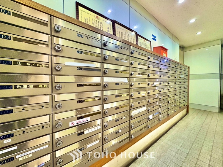 外観 ◆リビング◆たくさんの窓から注ぐ太陽の光。時間の経過とともに光と影のコントラストがこの空間のムードを変え、部屋に変化と温もりをもたらしてくれる。