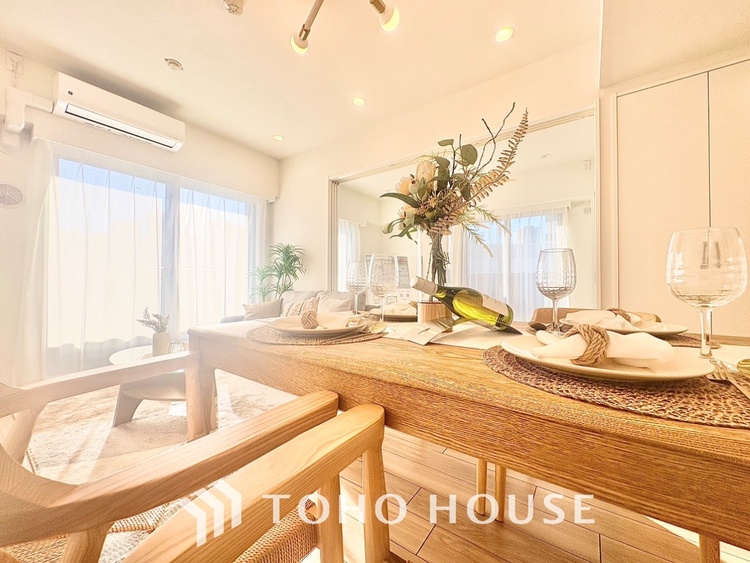 内装 【living】居心地のいい暮らしには欠かせない眩い採光。ゆったりとした幅の窓からこの空間に降り注ぐ採光が絶えない。明るいリビングこそ居心地のいい暮らしが待っているのだと思う。