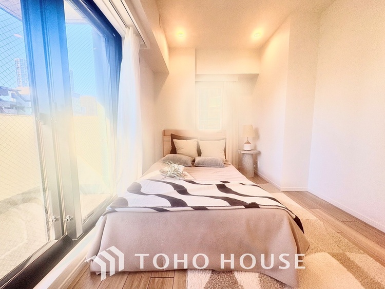 内装 風の通り道。舞い込んでくる風が優しく躍り、室内に爽やかな空気を運んでくる。そこに季節の息吹を感じて、いまがどんな季節なのかを実感する。