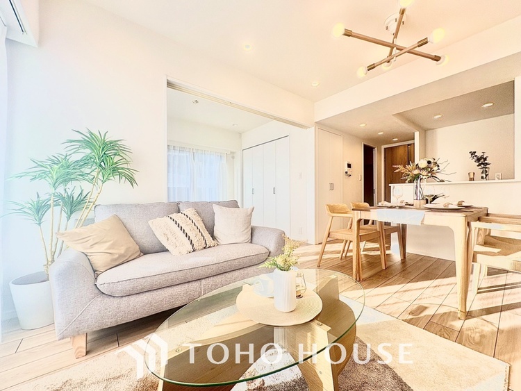 内装 ◆サンサンと◆差し込む太陽の光がこのリビングに笑いをもたらす。ソファの上のクッションがポカポカした暖気にぬくぬくと微睡んでいる。