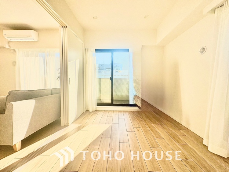 内装 使いやすく、明るい洋室に仕上がります。子供部屋や趣味のお部屋にご利用できます。ご自身で家具などを配置し、素敵な空間を創り上げられます。