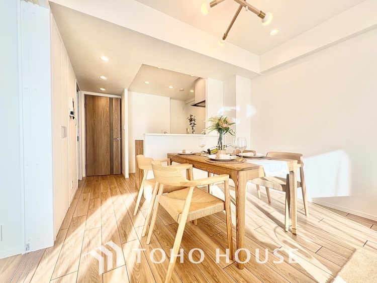 内装 ここはみんなが集い、食事と楽しい会話が始まる場所。話に夢中になりすぎて、ついつい時を忘れ、夜半過ぎになってしまう。そんな束の間の幸せを感じさせてくれます。