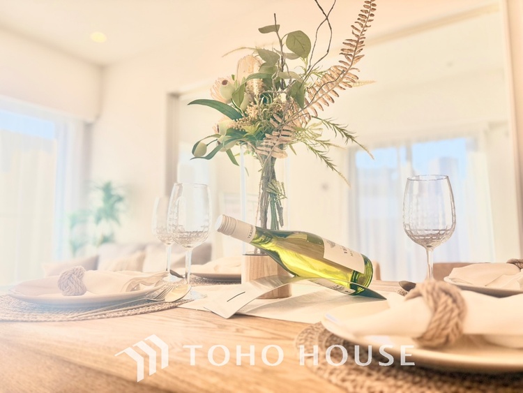 内装 使いやすく、明るい洋室に仕上がります。子供部屋や趣味のお部屋にご利用できます。ご自身で家具などを配置し、素敵な空間を創り上げられます。