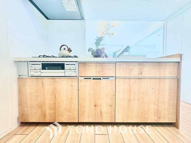 キッチン 手元の収納から、足元の収納までが全てスライド式で、奥のスペースまで有効に活用できます。奥まで上から見渡せるので、たまにしか使わない調理器具もサッと取出せます。