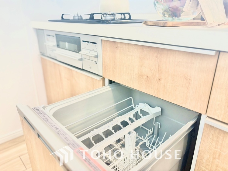 キッチン ◆愛育◆キッチンは家族の絆を育む大切な空間。シンプルで使い易いSystemKitchenで愉しく作る料理は愛情のある美味しいご馳走に。家族で使える広々としたダイニングキッチンです。