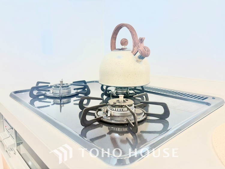 キッチン キッチンは家族の絆を育む大切な空間。シンプルで使い易いシステムキッチンで愉しく作る料理は愛情のある美味しいご馳走に。家族で使えるダイニングキッチンです。