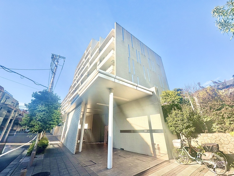 外観 【Entrance】お出かけとお戻りの際に必ず通る場所は全体的に穏やかで慎ましい印影。美しく光をアレンジした素敵なエントランスです。