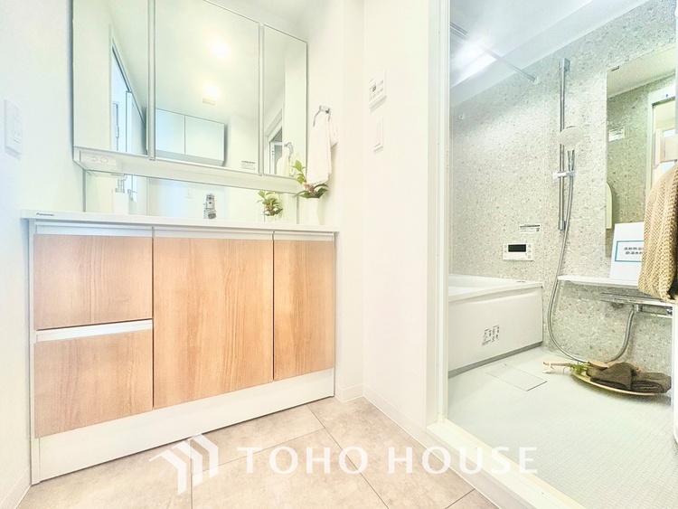 洗面 気持ちの良い朝をつくりだし、夕方には笑顔を取り戻させてくれるミラー。パウダールームはいつでも本来の自分を取り戻せる空間。明るく仕上げてあります。