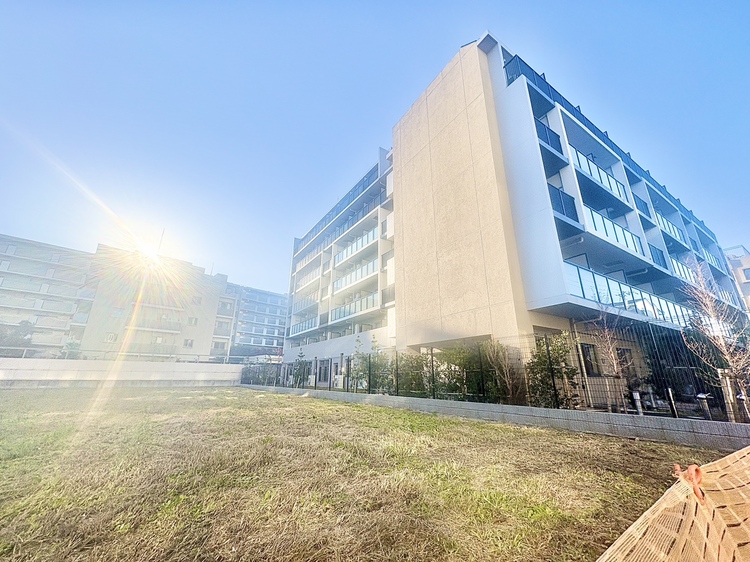 その他 【エントランス】よく手が行き届いたエントランス。出入りで必ず目にする場所だから、いつも清潔で管理されているのは嬉しいポイントですね