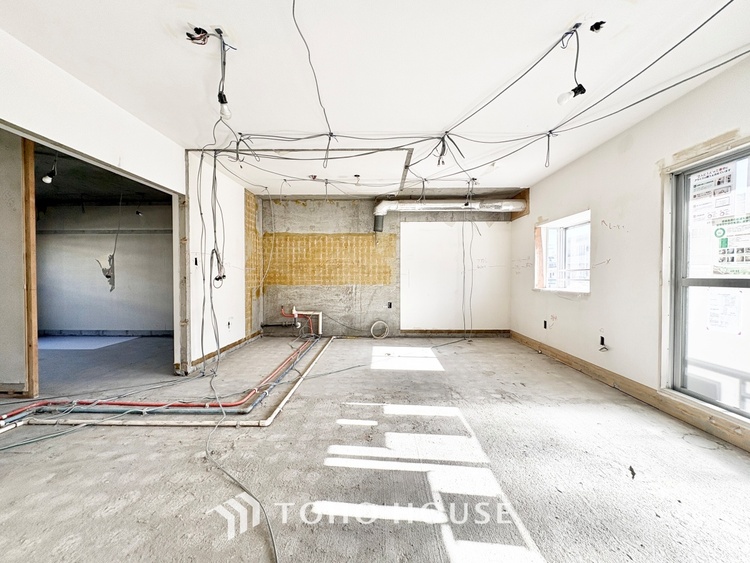 内装 【living】居心地のいい暮らしには欠かせない眩い採光。忙しい朝でも、しっかり家族が揃って食事をして頂けるゆとりある大きさのダイニングスペース。