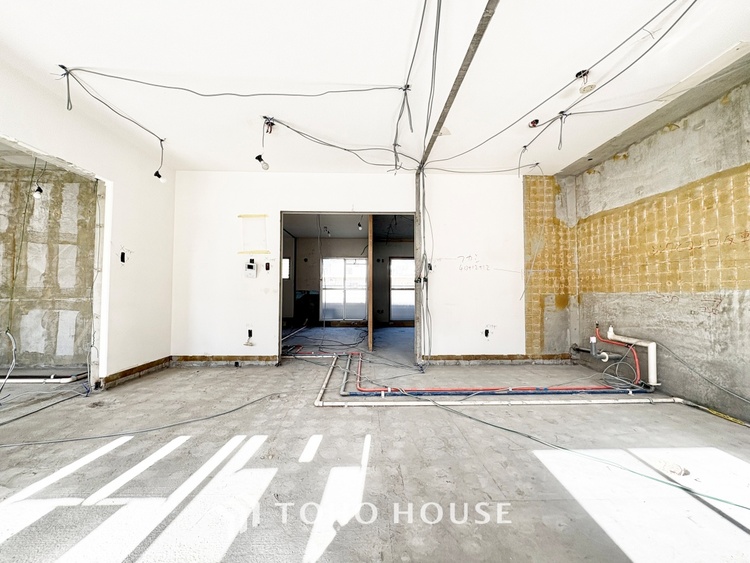 内装 ◆サンサンと◆差し込む太陽の光がこのリビングに笑いをもたらす.