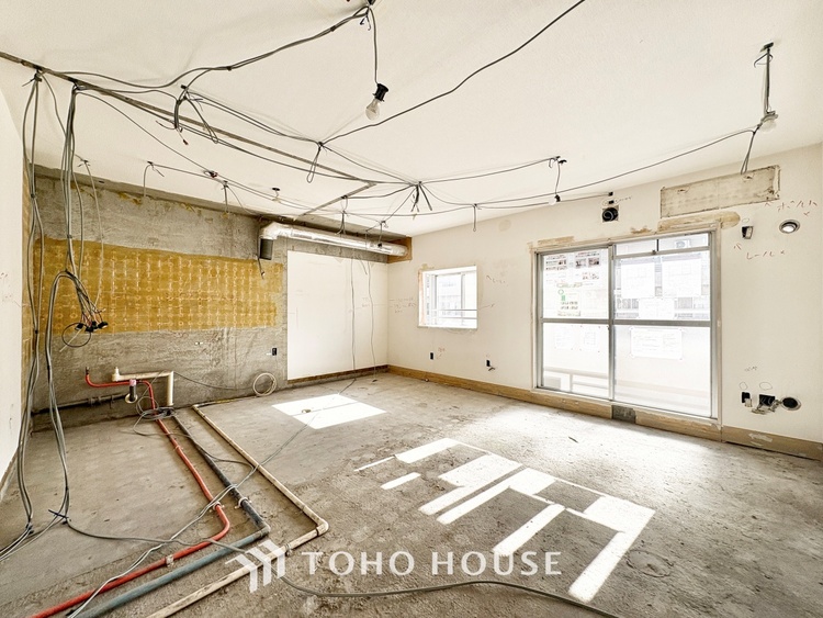 内装 ここはみんなが集い、食事と楽しい会話が始まる場所。話に夢中になりすぎて、ついつい時を忘れ、夜半過ぎになってしまう。そんな束の間の幸せを感じさせてくれます。