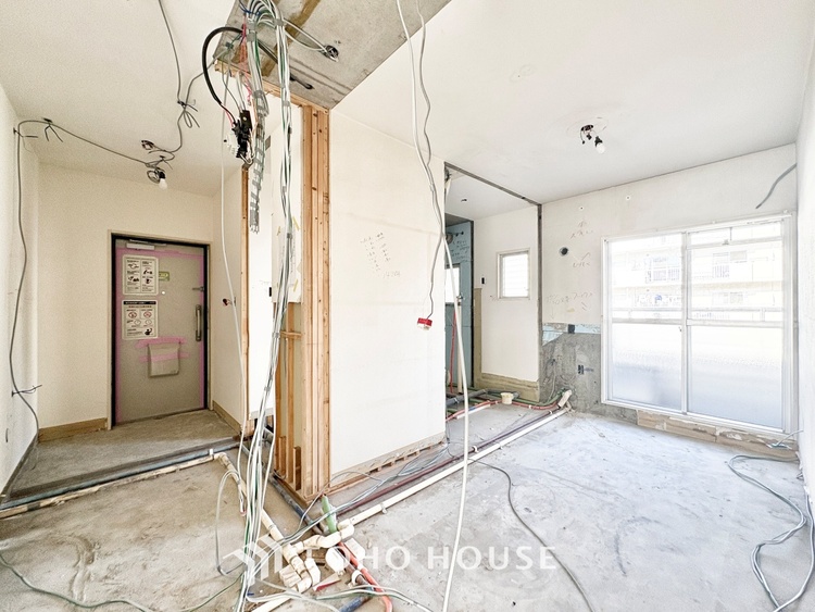 キッチン ◆愛育◆キッチンは家族の絆を育む大切な空間。シンプルで使い易いSystemKitchenで愉しく作る料理は愛情のある美味しいご馳走に。家族で使える広々としたダイニングキッチンです。