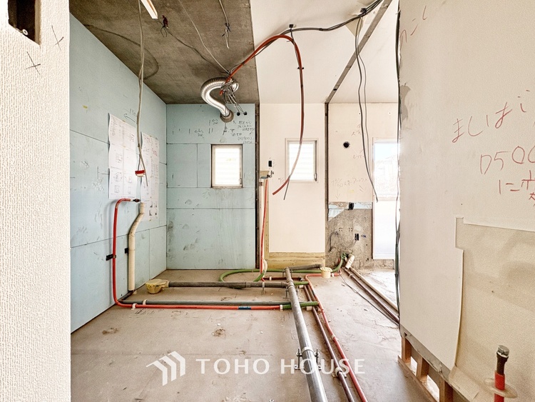 風呂 【浴室】《一日の疲れを落としてくれる場所は、落ち着く場所でなければならない》　高級感溢れるカラーと大きさ・柔らかな曲線で構成された半身浴も楽しめるバスタブが心地よさをもたらします。