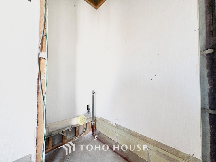 トイレ 清潔感あるホワイト調のクロスと温もり溢れるモダンカラーの床材が見事に調和した本邸宅は、毎日の生活を少しでも快適に過ごして頂ける様に落ち着いた雰囲気作りから行っています。