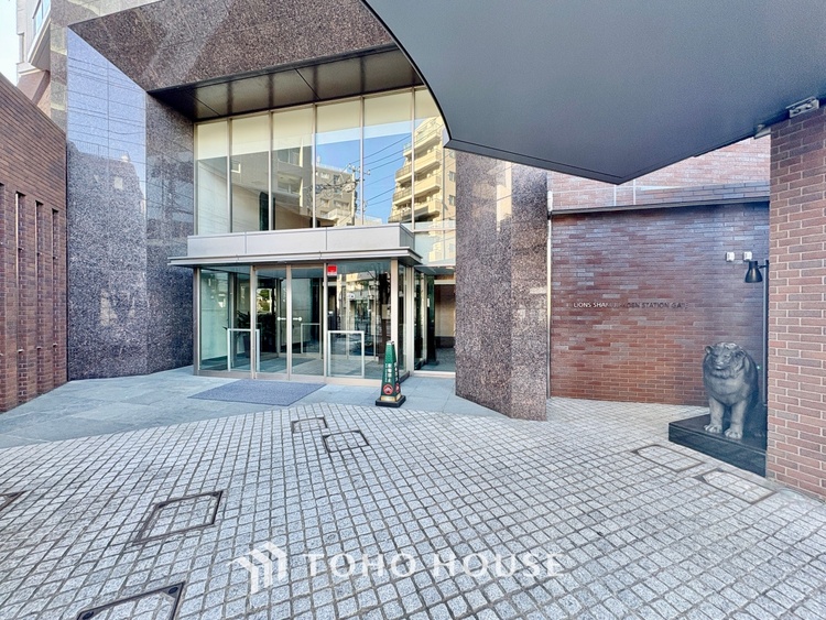 キッチン 手元の収納から、足元の収納までが全てスライド式で、奥のスペースまで有効に活用できます。奥まで上から見渡せるので、たまにしか使わない調理器具もサッと取出せます。