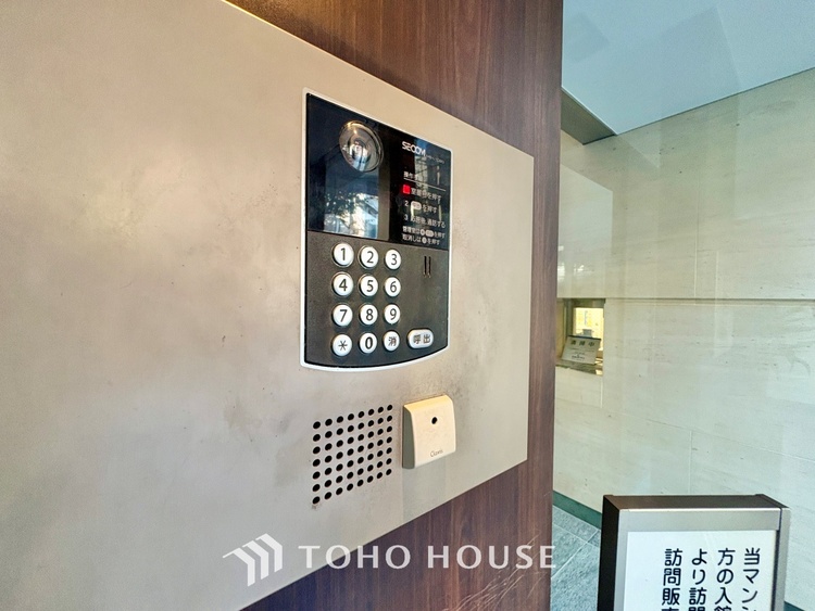 風呂 【浴室】《一日の疲れを落としてくれる場所は、落ち着く場所でなければならない》　高級感溢れるカラーと大きさ・柔らかな曲線で構成された半身浴も楽しめるバスタブが心地よさをもたらします。