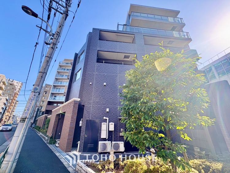 トイレ 清潔感あるホワイト調のクロスと温もり溢れるモダンカラーの床材が見事に調和した本邸宅は、毎日の生活を少しでも快適に過ごして頂ける様に落ち着いた雰囲気作りから行っています。