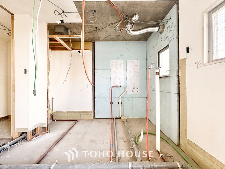 洗面 気持ちの良い朝をつくりだし、夕方には笑顔を取り戻させてくれるミラー。パウダールームはいつでも本来の自分を取り戻せる空間。明るく仕上げてあります。