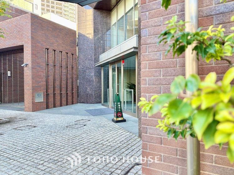 洗面 気持ちの良い朝をつくりだし、夕方には笑顔を取り戻させてくれるミラー。パウダールームはいつでも本来の自分を取り戻せる空間。明るく仕上げてあります。