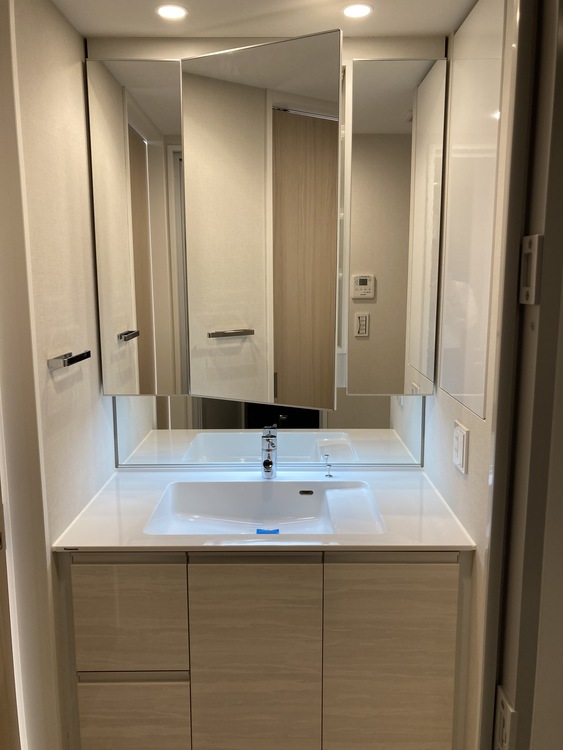 洗面 ◆サンサンと◆差し込む太陽の光がこのリビングに笑いをもたらす。ソファの上のクッションがポカポカした暖気にぬくぬくと微睡んでいる。