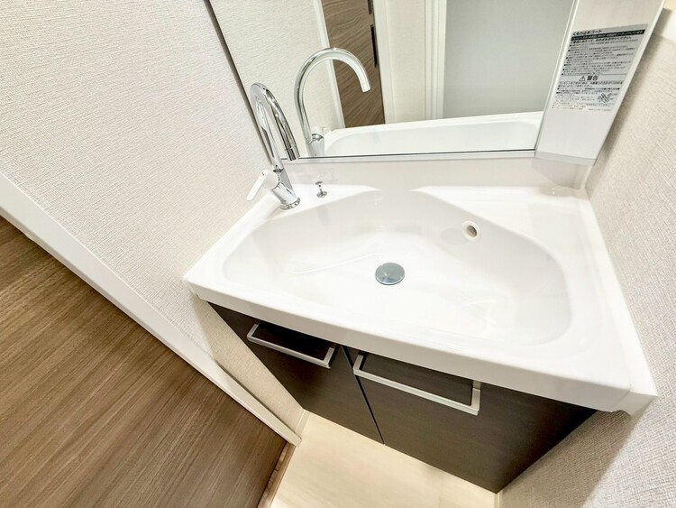 その他 清潔感を感じられる洗面化粧台。