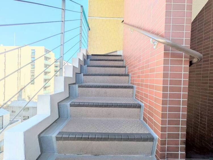 設備 共用部の階段です。明るく清潔に管理されています。