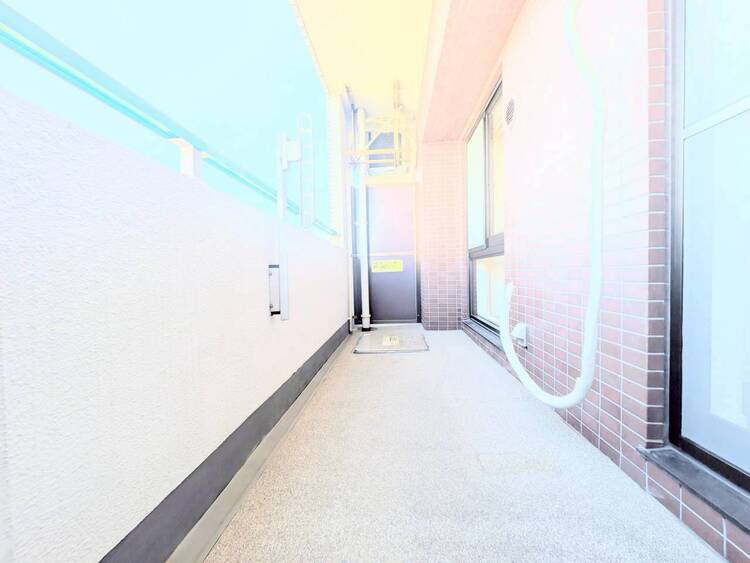 バルコニー 朝の澄んだ空気や、夕方に吹く清々しい風を感じられるバルコニー。