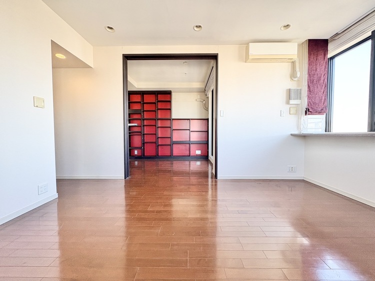 内装 現在改装中◆陽光◆が差し込む。この開放的なLDKに家族の笑顔が集う。家族が一緒に過ごす空間は明るく、そして居心地よく。