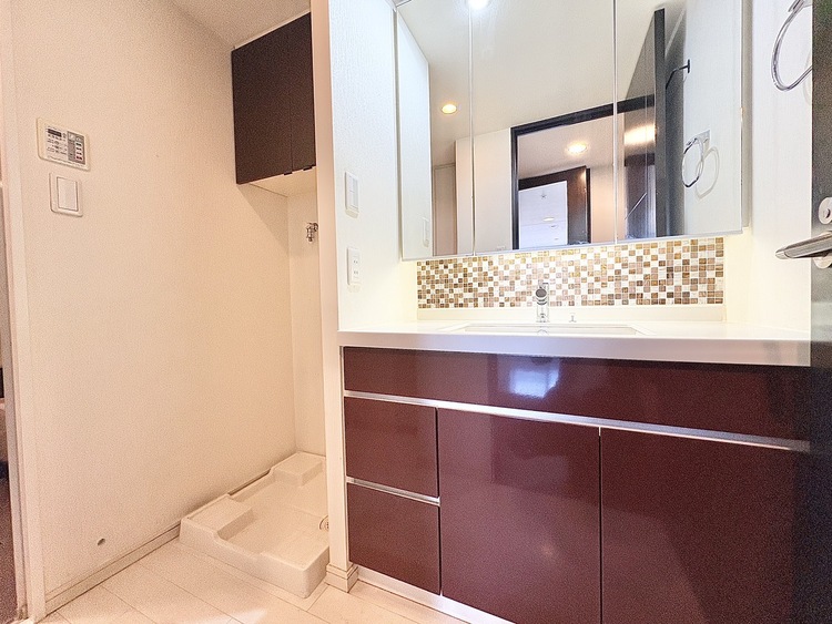 洗面 現在改装中◆快適◆煌びやかな暮らしの中にも忘れたくない快適さ。大きな収納が助けてくれます。