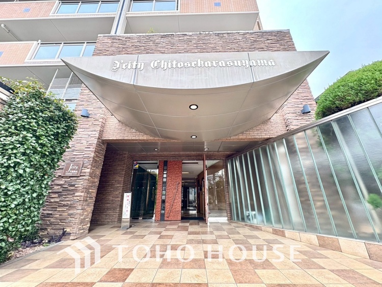 エントランス 【ENTRANCE】◆家族◆家で家族と過ごす時間は限られている。帰りを待つ家族の元へと急ぐときの弾む思い。そんな思いを引き立てる邸宅。