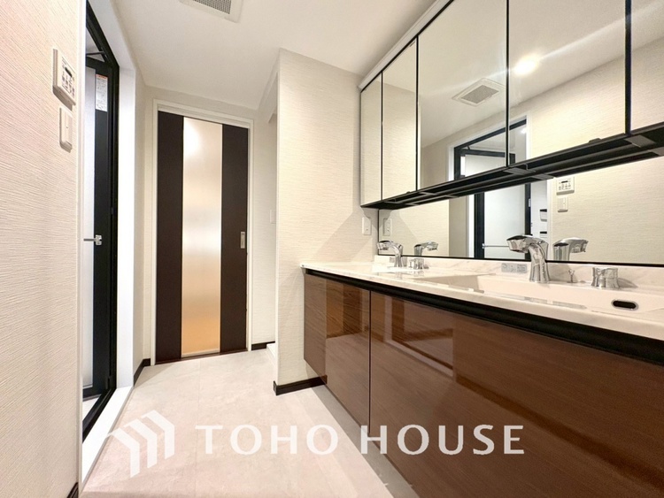 洗面 【WASHROOM】◆快適◆煌びやかな暮らしの中にも忘れたくない快適さ。大きな収納が助けてくれます。